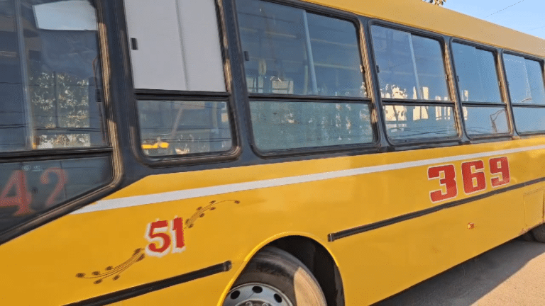 Balearon un ómnibus con pasajeros en una ruta del sur tucumano