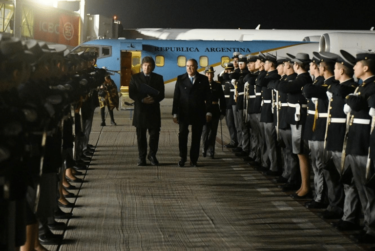 Osvaldo Jaldo recibió al presidente Milei en el Aeropuerto