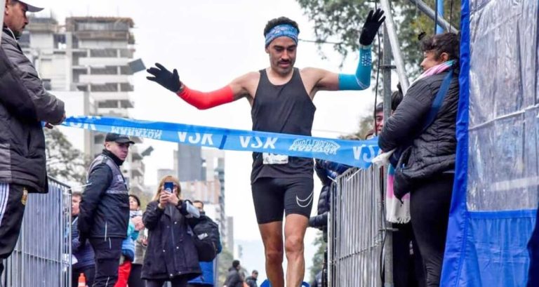 VIDEO. Ganó la Maratón Independencia, pero le robaron todo mientras corría