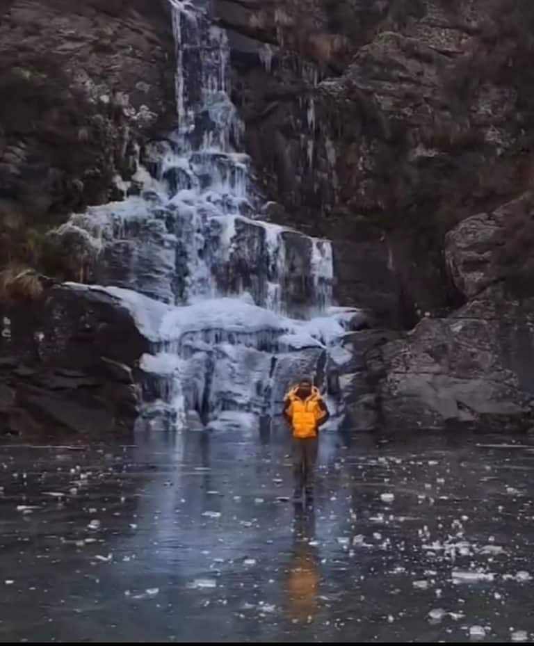 Increíble: la ola polar congeló una cascada de 30 metros en Córdoba