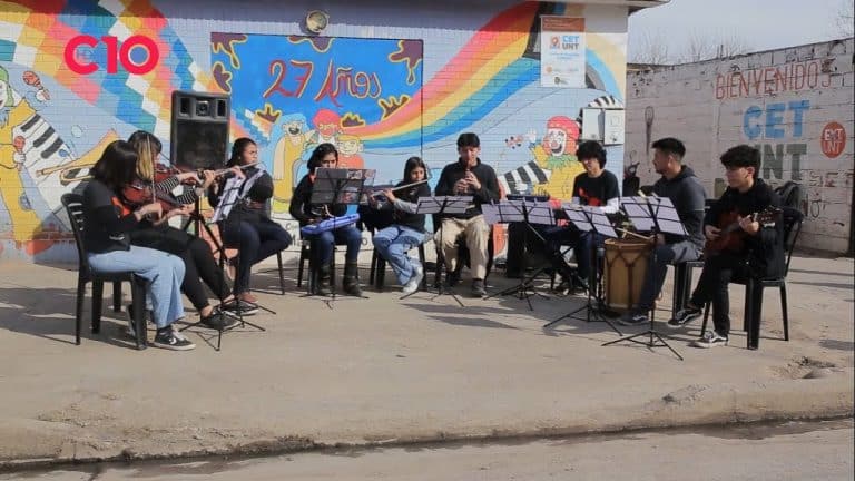 El Himno Nacional por la orquesta popular «Chivo» Valladares