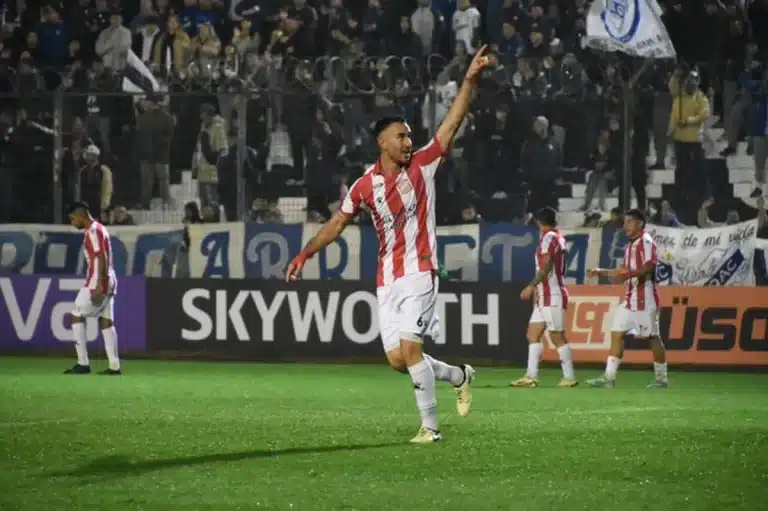 El Santo venció a Quilmes y se trepó a la punta