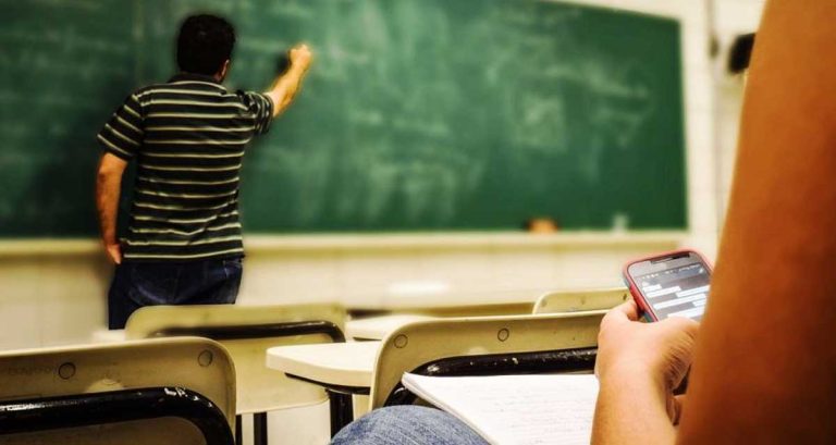 Fin del celular en las escuelas: desde cuándo y cómo se aplicará