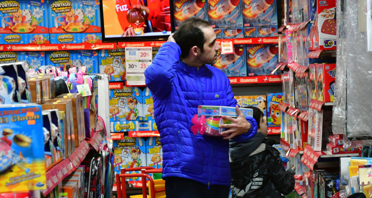 (VIDEO) Día de la Niñez: pocos regalos y caída en las ventas