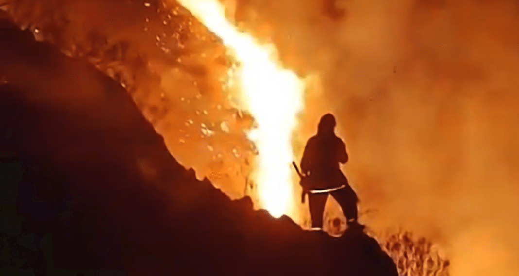 (VIDEO) Alerta por viento zonda: bomberos voluntarios luchan contra el fuego en los Valles