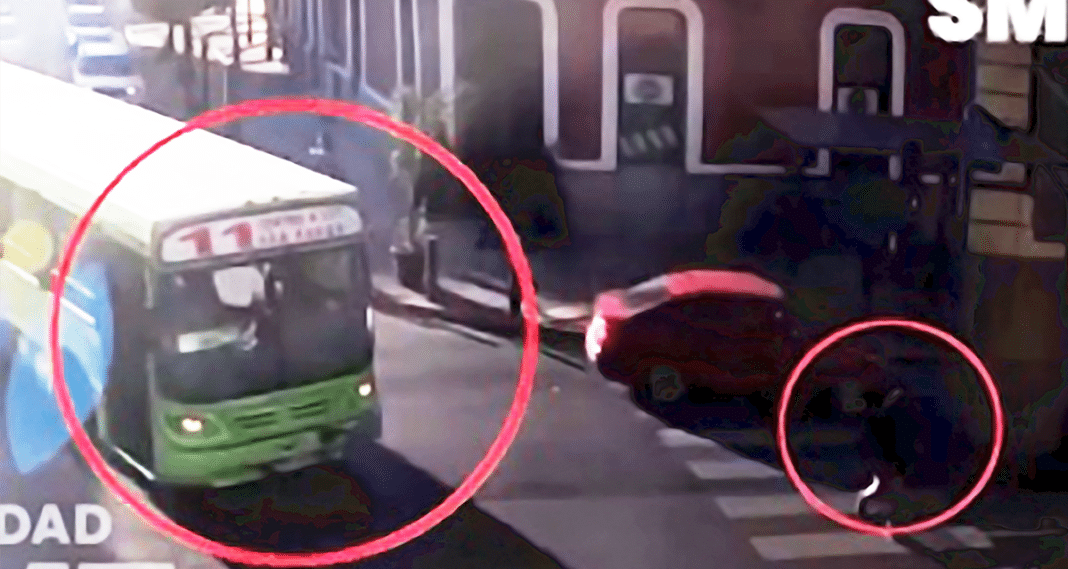 Impactante: el momento en que un colectivo atropella a una joven (VIDEO)