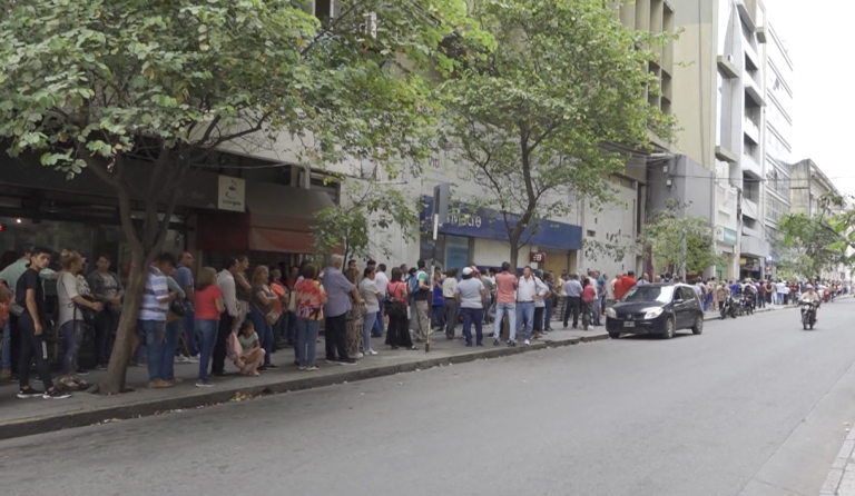 Aplicarían severas multas a los bancos por las filas de los jubilados