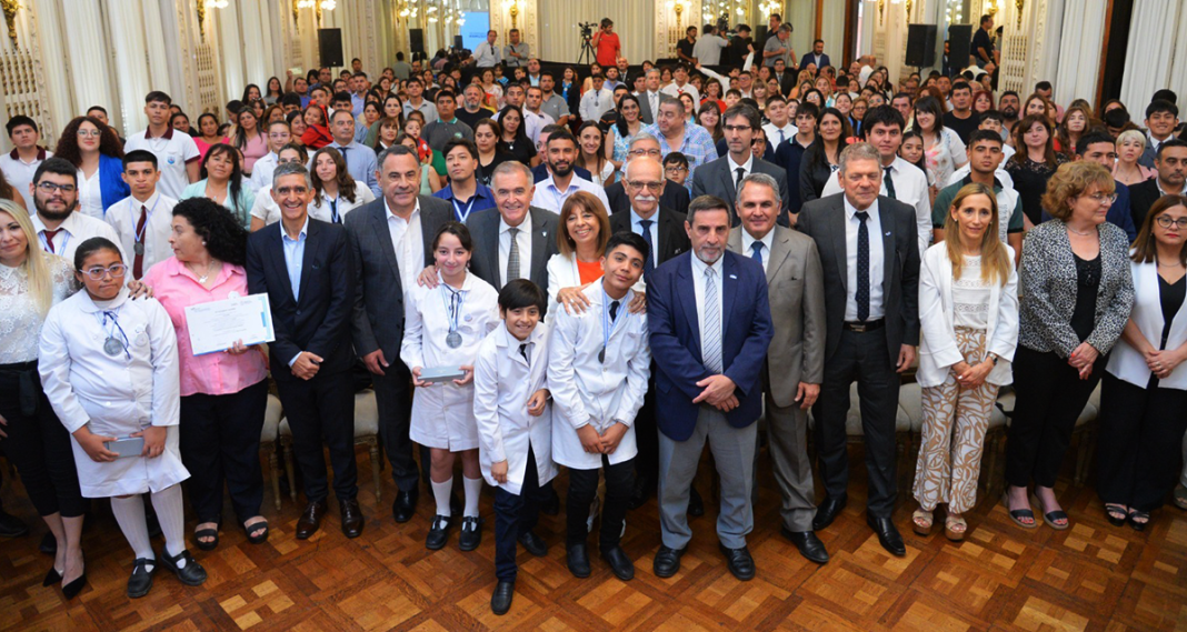 Educación y compromiso: Jaldo distinguió a estudiantes por su aporte a la comunidad