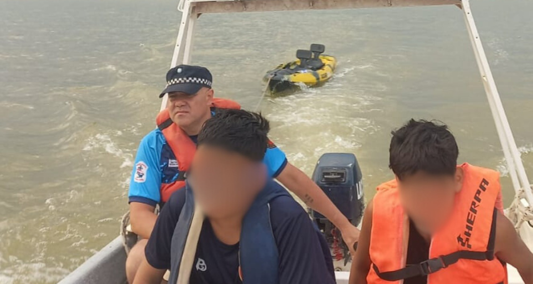 El Cadillal: La policía lacustre rescató a dos adolescentes atrapados en su kayak 