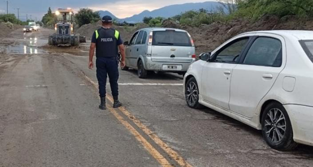 La crecida bloquea la Ruta 40 en El Bañado y el paso está cerrado