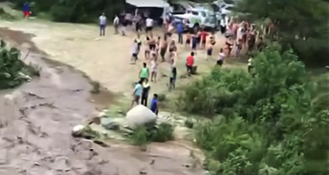 Crecida del Río Grande: el agua arrastró todo a su paso (VIDEO)