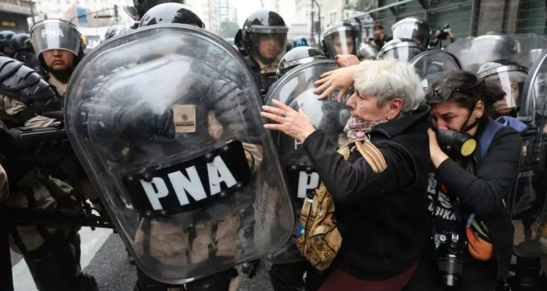 Protesta, represión y cacerolazos: la jornada terminó con heridos y detenidos